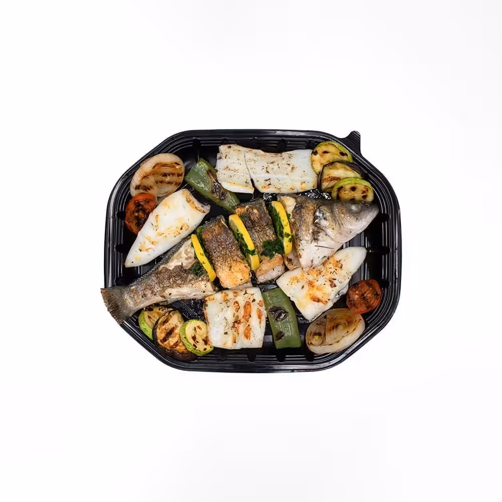 Assiette de poissons grillés et légumes variés.