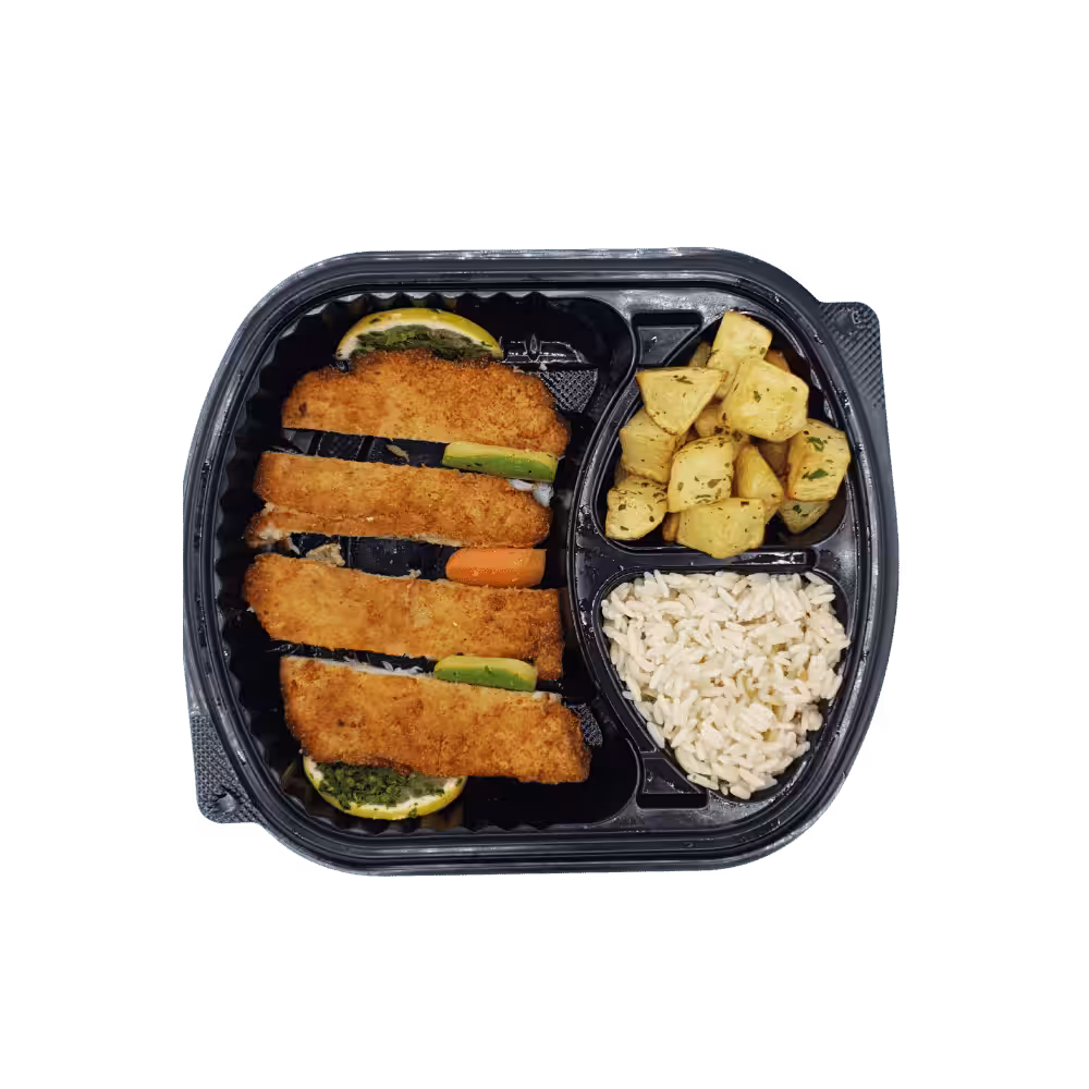 Plateau repas: poisson pané, pommes terre, riz.