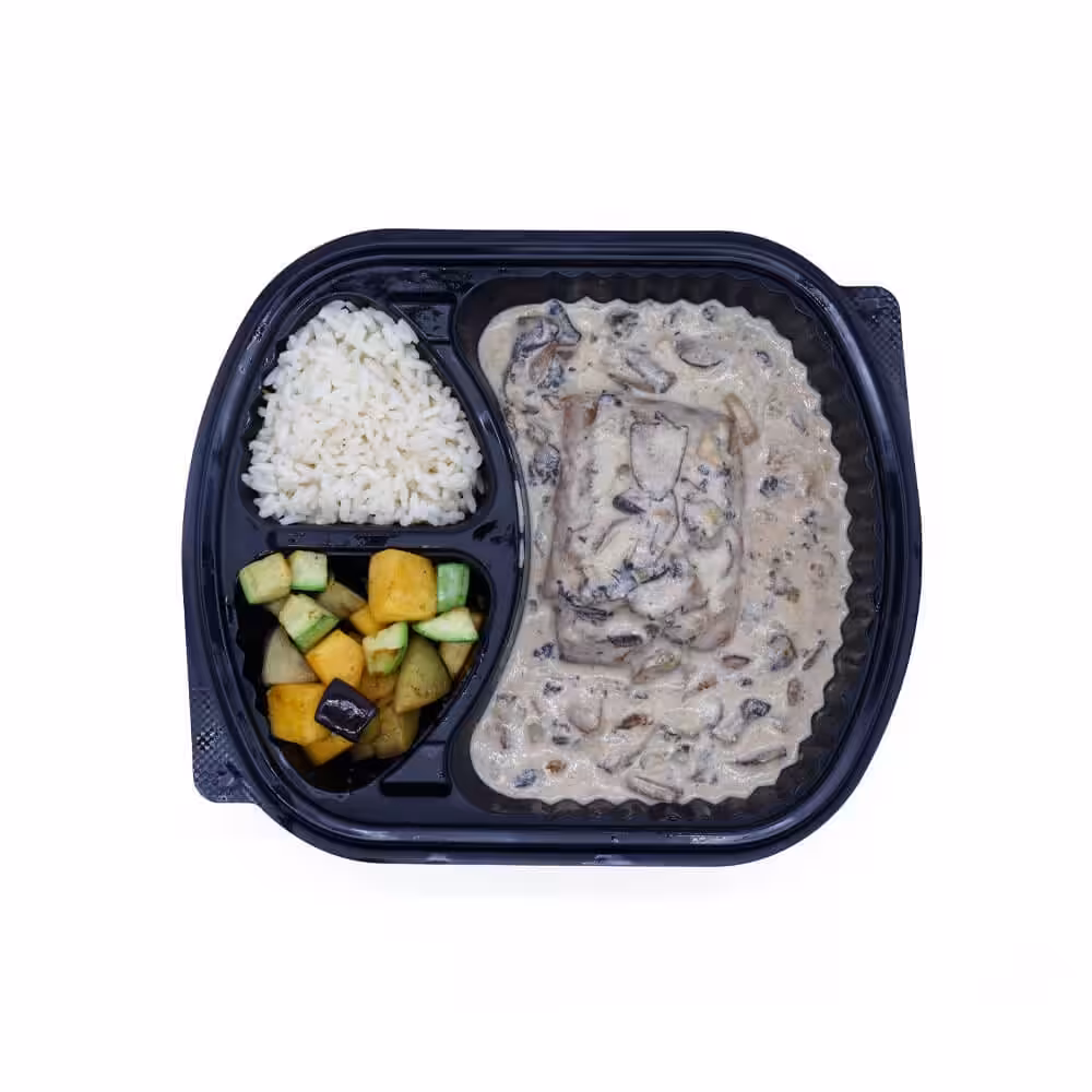Plat cuisiné avec riz, légumes et sauce crémeuse.