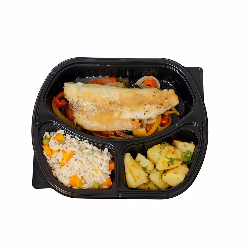 Plateau-repas végétarien avec riz, légumes, ratatouille.