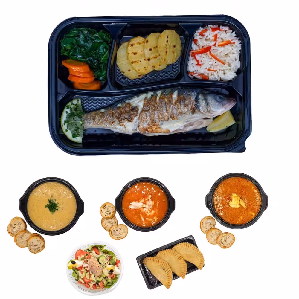 Plateau repas poisson et légumes variés.