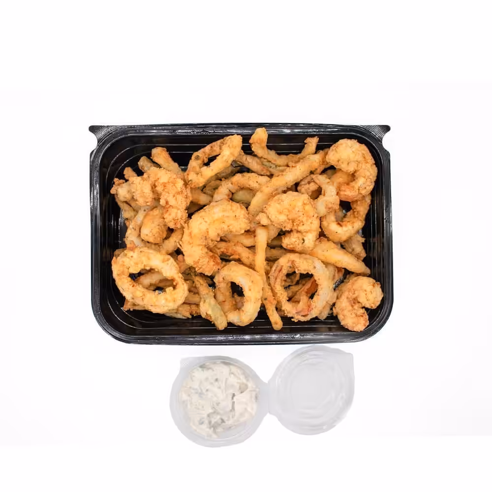 Assortiment de fruits de mer frits, sauce à côté.