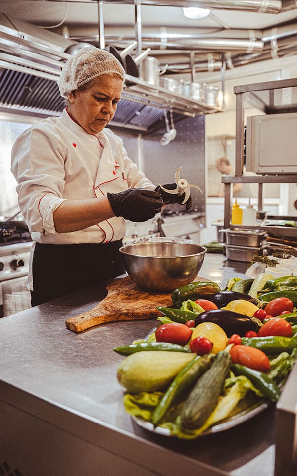 Traiteur professionnel préparant un repas express chez RepasMed à Nabeul