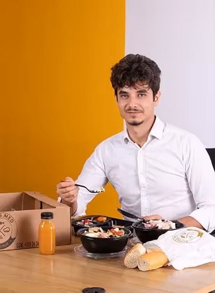 Célébrer-la-soirée-du-Réveillon-2026-au-bureau-avec-un-diner-livre-par-Repas-Med
