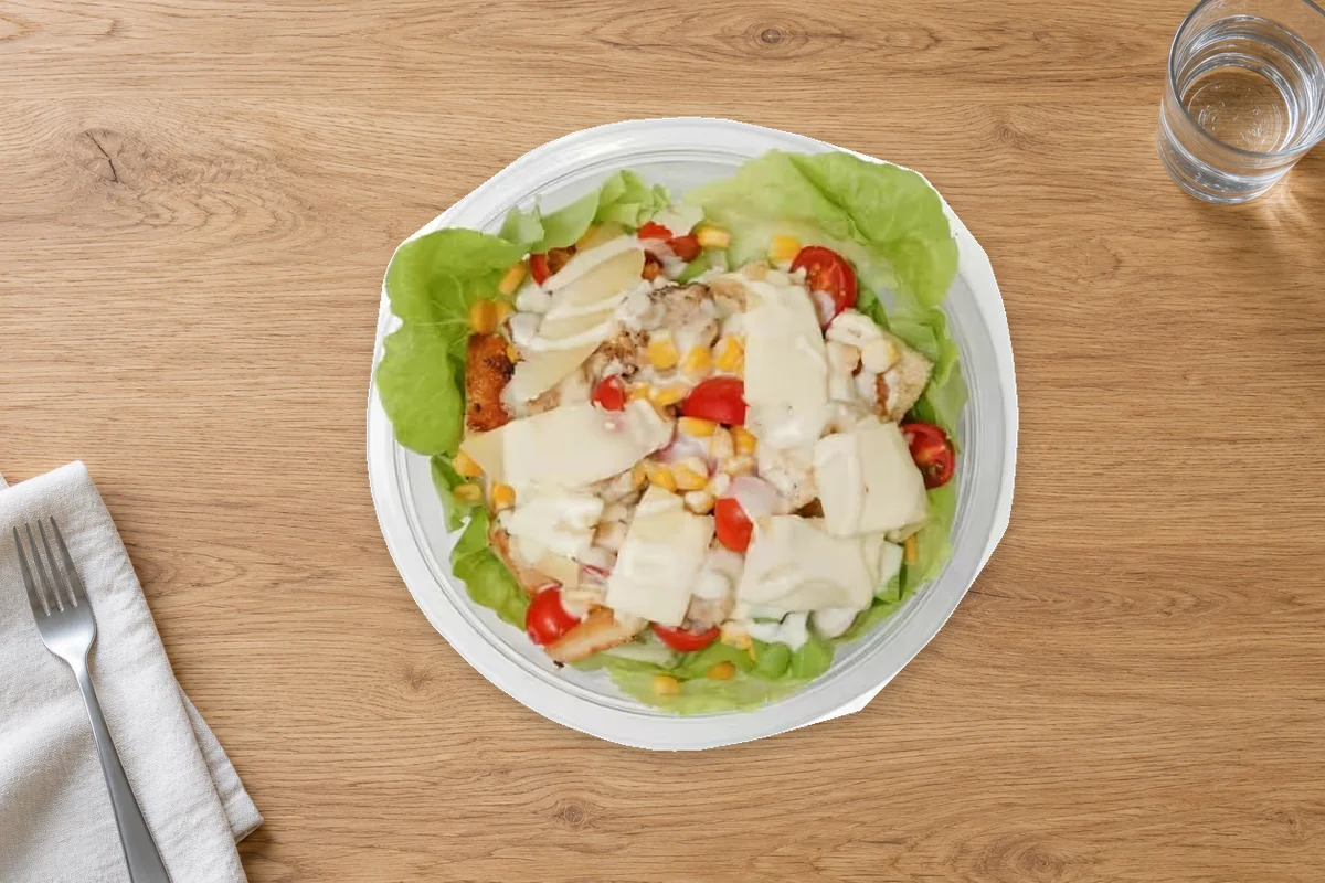 Salade César REPASMED dans sa barquette ronde sur une table en bois